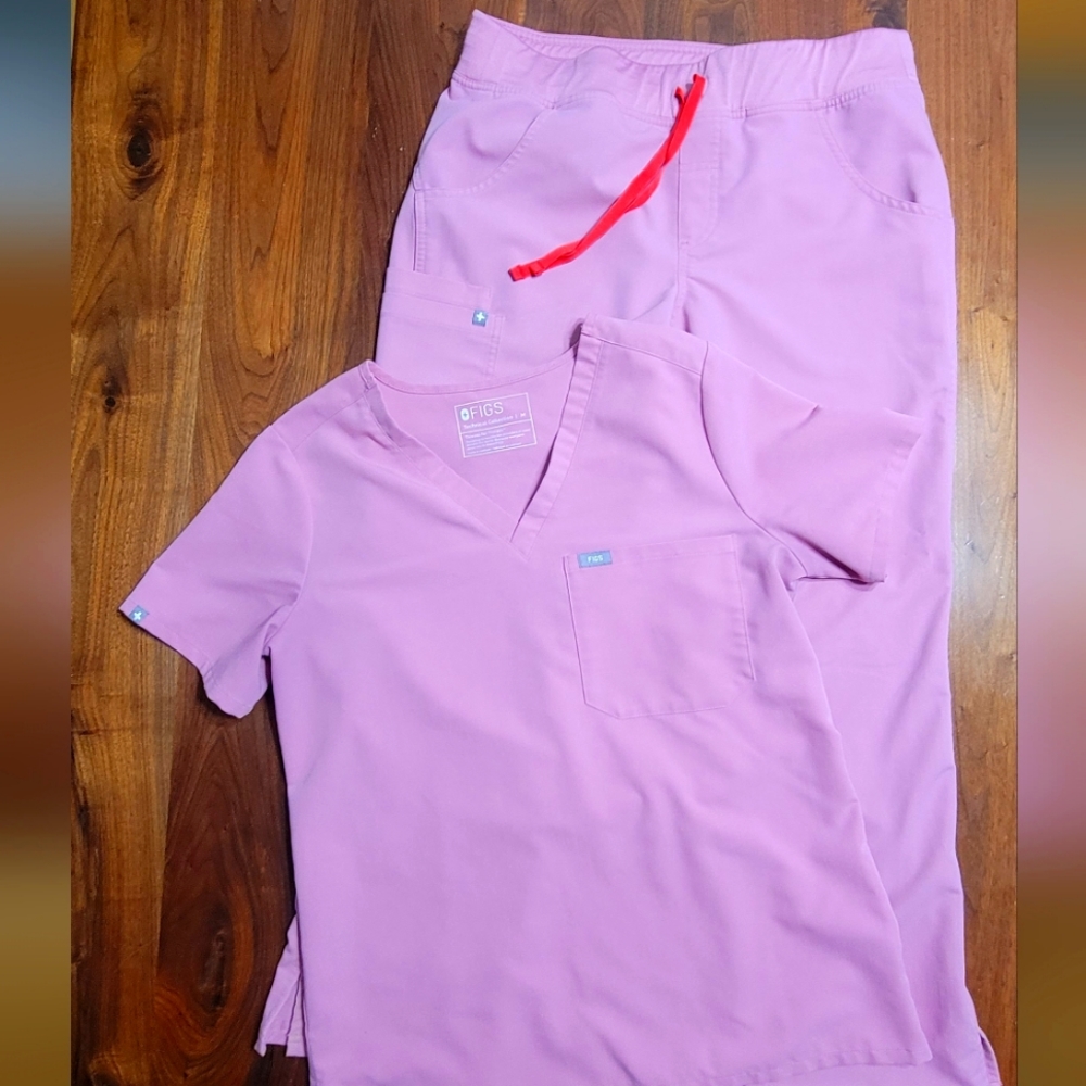 Figs Medium Chalk Pink Scrub Set